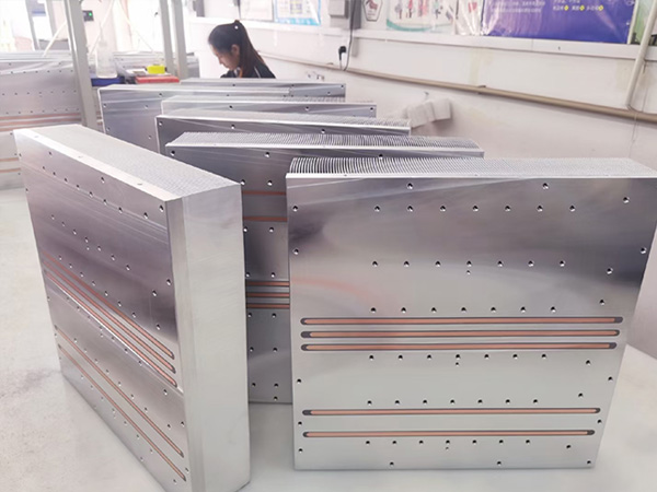 What should be paid attention to when installing the electronic heat sink?